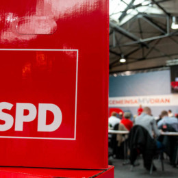 Roter SPD-Pappwürfel