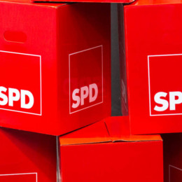 Pappwürfel mit SPD-Logo