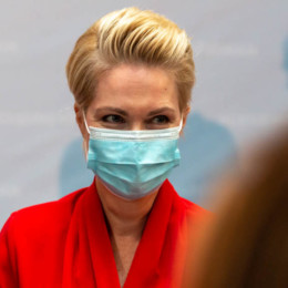 SPD-Landesvorsitzende Manuela Schwesig mit einer Gesichtsmaske