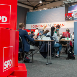 SPD-Würfel im Hintergrund Delegierte des Parteitages