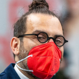 Landesgeschäftsführer Steffen Wehner mit einer roten Maske