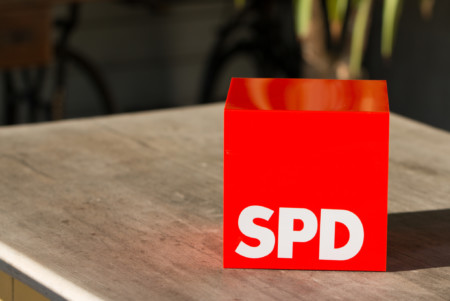 Roter Würfel mit dem weißen Schriftzug SPD