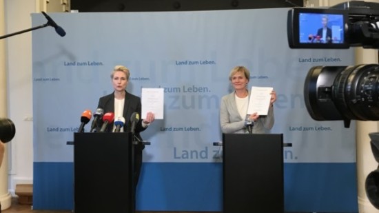 Manuela Schwesig und Simone Oldenburg präsentieren den Koalitionsvertrag