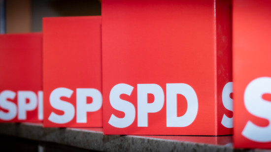 Mehrere SPD-Pappwürfel nebeneinander