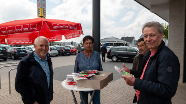 Vier Mitglieder des Ortsvereins stehen an einem Wahlkampfstand
