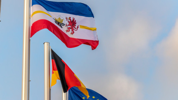 Wehende Flaggen Mecklenburg-Vorpommerns, deutschlands und der EU